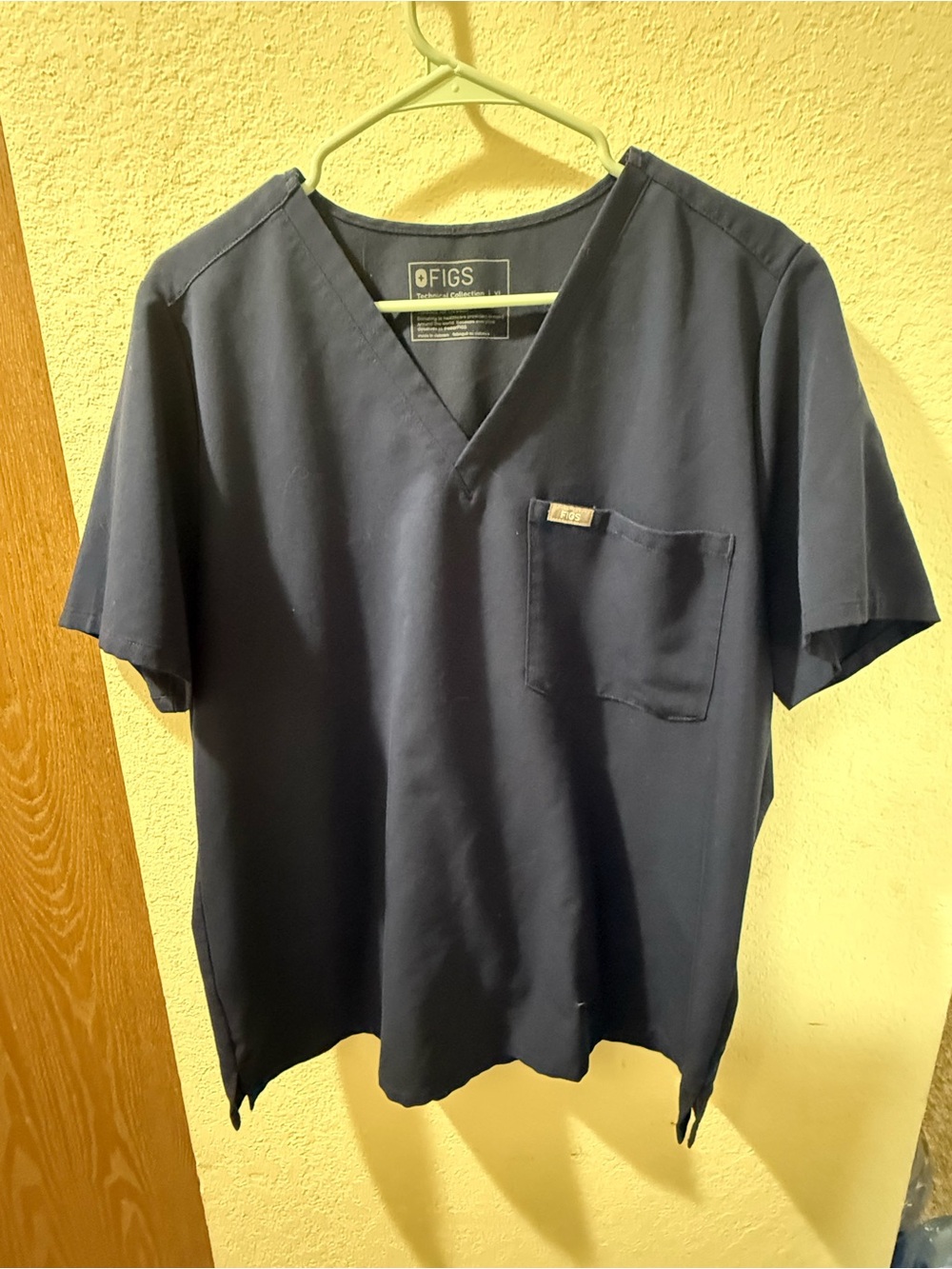 Figs Men's Navy Short-Sleeve V-Neck Scrub Top